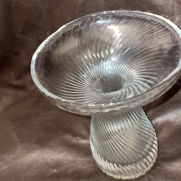 Beautiful Jan Gabrhel 8" Twisted Clear Ribbed Glass Vase - Picture 3 of 5